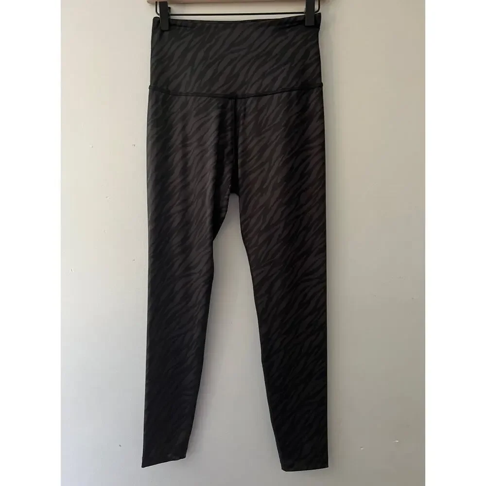 Beyond Yoga luxe zebra leggings size med - Picture 3 of 8